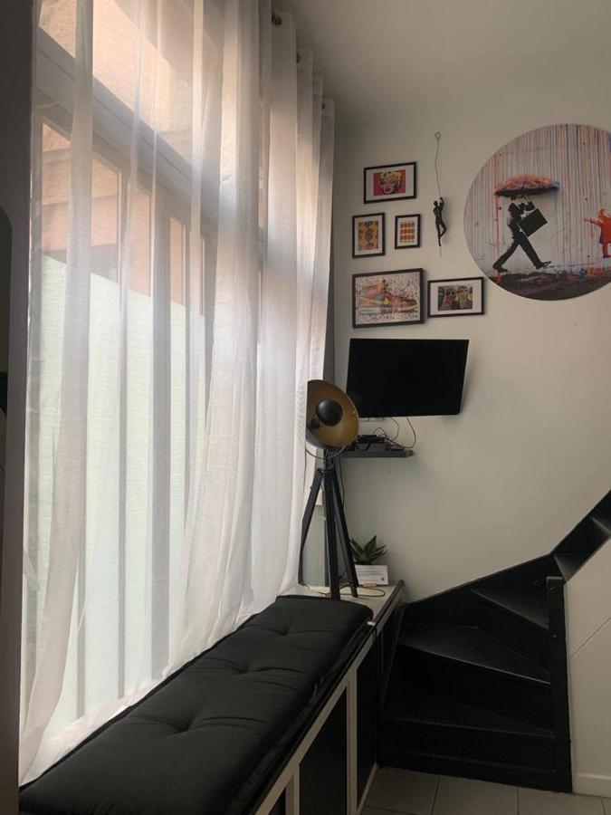 Appartamento Spacious Bright Split Level Flat In The Fashionable Marais Parigi Esterno foto